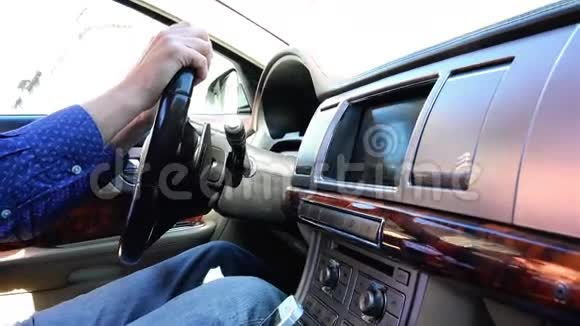 男子一个代表级的汽车的方向盘扭视频的预览图