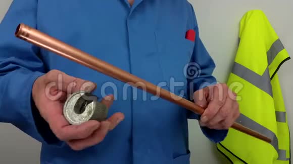 管道切割器切割铜管视频的预览图