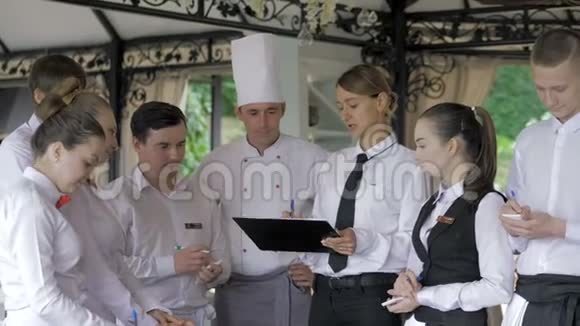 餐厅经理和他在露台的员工与餐厅主厨互动视频的预览图