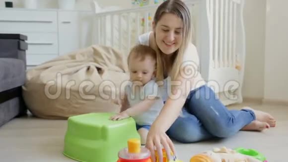 可爱的男婴和母亲坐在地板上打鼓视频的预览图