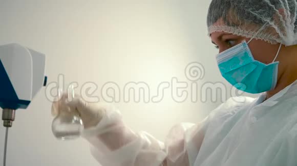 药剂师在烧瓶中混合液体视频的预览图