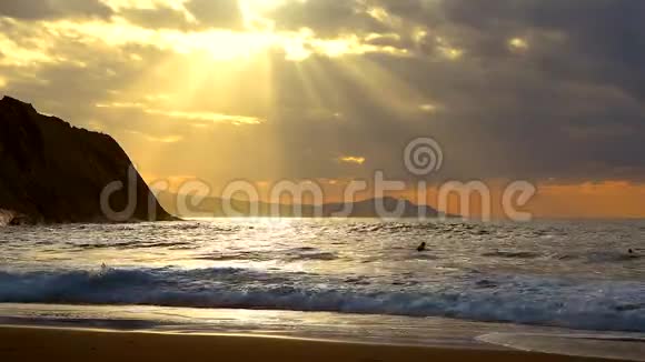 美丽的夕阳映照在波浪中视频的预览图