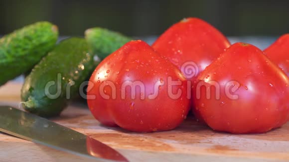 蔬菜西红柿和黄瓜上面有洋葱视频的预览图