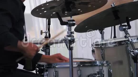 一位音乐家在节日鼓上表演的慢镜头视频的预览图