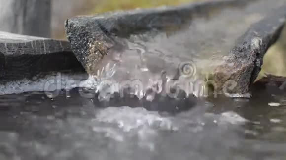 水在旧槽中流动视频的预览图
