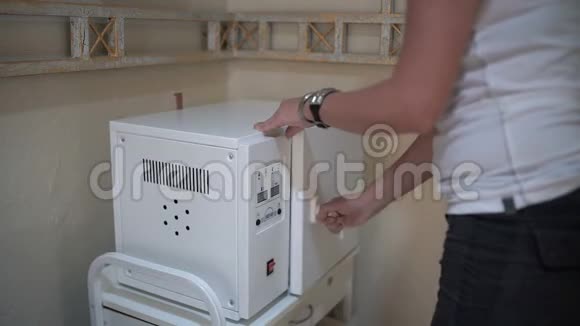 美容师用一个柜子消毒仪器视频的预览图