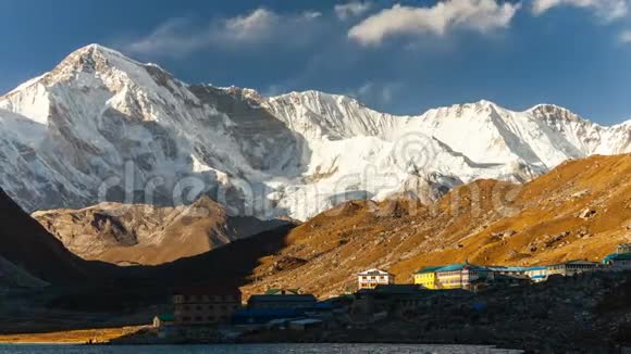 在珠穆朗玛峰附近的尼泊尔Khumbu地区的Gokyo村和湖泊上方移动的云的时间间隔视频视频的预览图