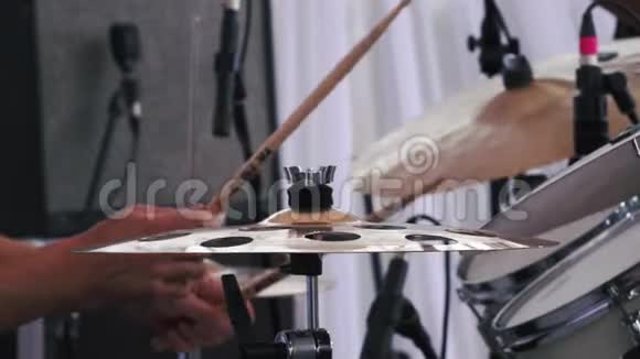 一位音乐家在节日鼓上表演的慢镜头视频的预览图