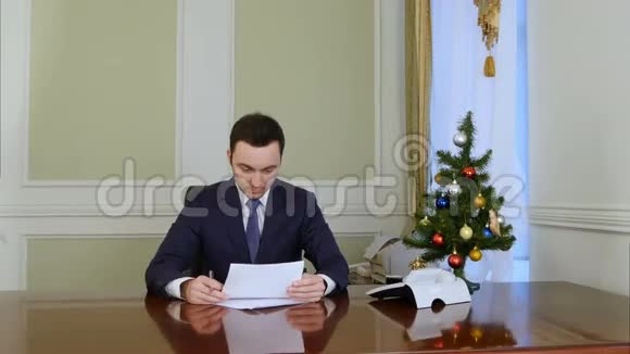 商人成功地完成了与文件的工作并离开圣诞节假期视频的预览图