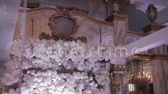 餐厅婚礼装饰及安排一朵朵白色的玫瑰和菊花挂在新婚夫妇的头桌上视频的预览图