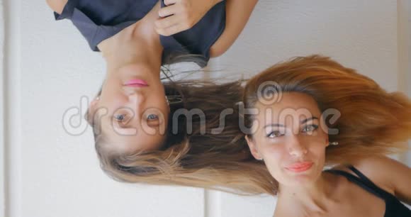 两个头发飞扬的年轻女子视频的预览图