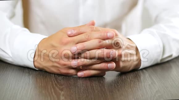 商人从手指上拿出一枚订婚戒指放在桌子上关门视频的预览图