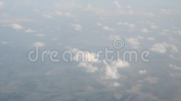 从飞机窗口俯瞰河流的空中景色视频的预览图