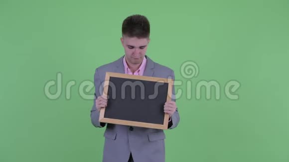 站着的年轻商人拿着黑板视频的预览图