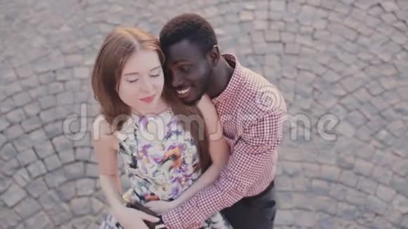 快乐的跨种族夫妇在接吻视频的预览图