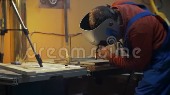 穿衬衫戴防护面罩的人进行焊接工作视频的预览图