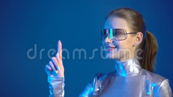 穿着银色衣服的女人戴着眼镜按着虚拟纽扣视频的预览图