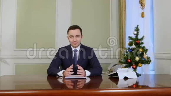 乐观迷人的总统在圣诞节前看镜头和演讲视频的预览图