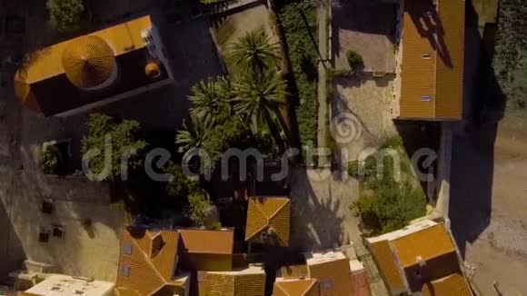 鸟瞰老城布德瓦附近的海视频的预览图