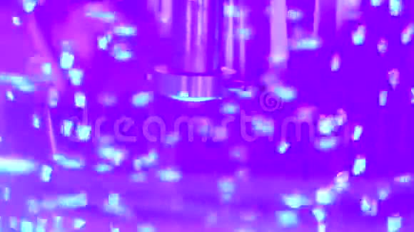 在带有霓虹灯背光的大型塑料冷却器中关闭沸水和金属管媒体冷却器里的纯净水视频的预览图
