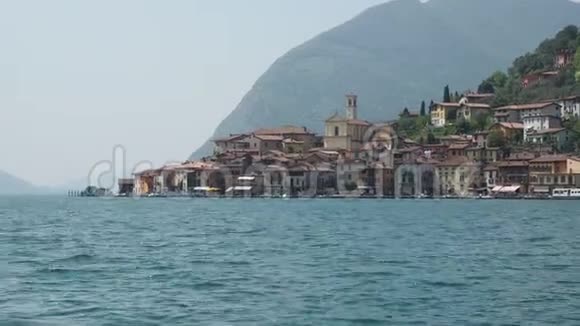 从连接大陆和岛屿的船上的PeschieraMaraglio村视频的预览图