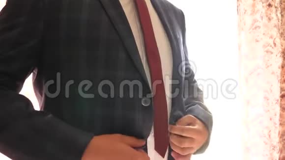 男人在夹克上扣扣子特写商人在笼子里穿上蓝色夹克办公室职员视频的预览图