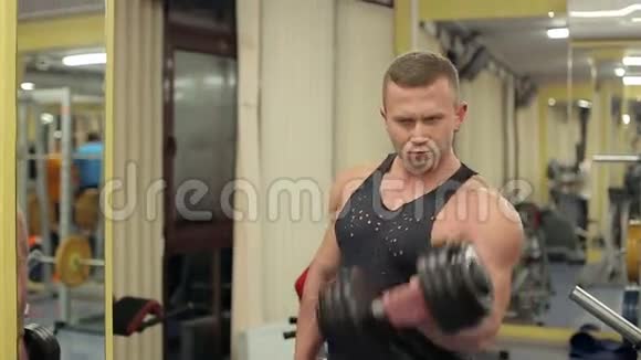 适合肌肉发达的人用哑铃锻炼视频的预览图