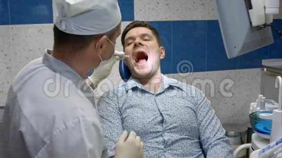 病人离开牙医室享受结果视频的预览图