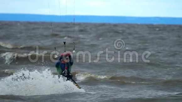 下面的动作一个年轻人在做风筝他高高地跳在池塘的水面上大风吹来爱情视频的预览图