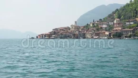 从连接大陆和岛屿的船上的PeschieraMaraglio村视频的预览图