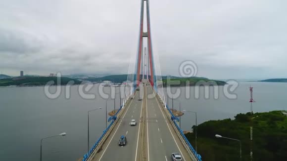 向后飞行在前往东博斯普鲁斯海峡的途中俄罗斯斜拉桥的空中升视图视频的预览图