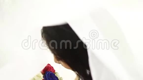 新娘用她的花束摆姿势拍照追踪射击视频的预览图