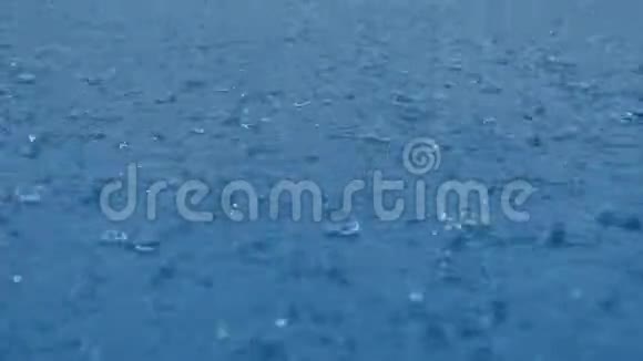 蓝水上下大雨视频的预览图