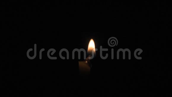 燃烧的教堂蜡烛从火焰中颤抖视频的预览图