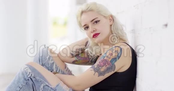 有吸血鬼纹身的性感年轻女人视频的预览图