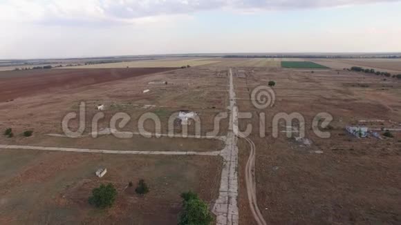 废弃的农场建筑和破碎的混凝土道路视频的预览图