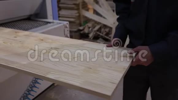 一名男子在一家家具厂工作这是一家现代家具厂的工作流程工业内部木工厂视频的预览图