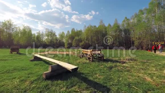一块田里的俄罗斯木车视频的预览图