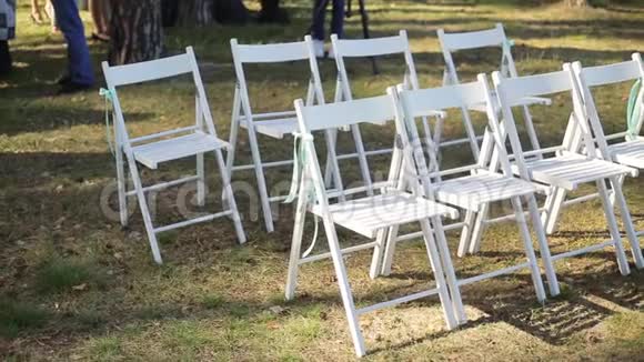 花园公园的婚礼设置外婚礼庆典结婚通道装饰一排排白色的木头空的视频的预览图