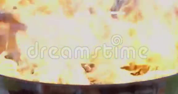 火焰从烤架里冒出来视频的预览图
