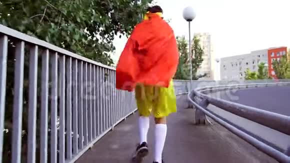穿着超级英雄服装跑步的滑稽瘦子视频的预览图