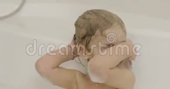 漂亮的三岁女孩洗澡清洁和洗头视频的预览图