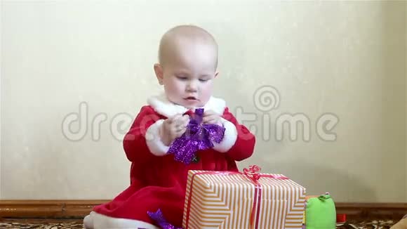宝贝拿着礼物坐在盒子旁边视频的预览图