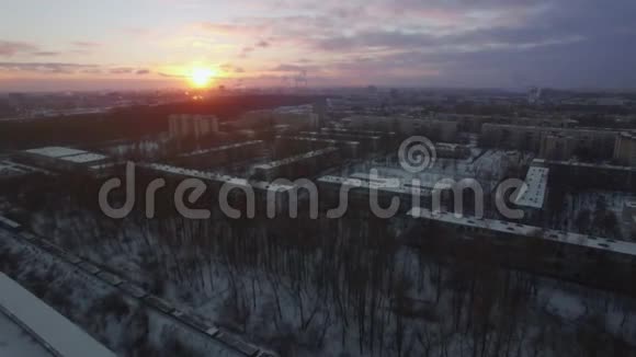 飞越冬城移货列车圣彼得堡日出时的景象视频的预览图