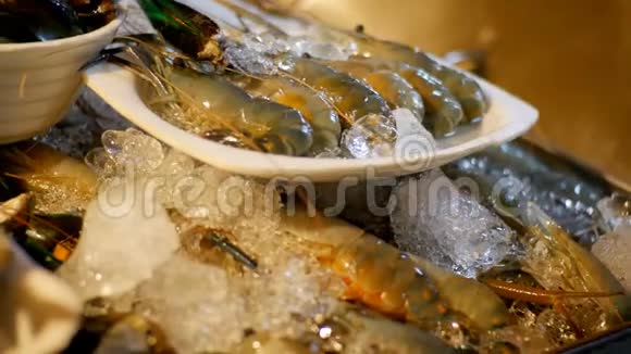 夜市柜台上的亚洲海鲜虾小龙虾螃蟹泰国芭堤雅视频的预览图