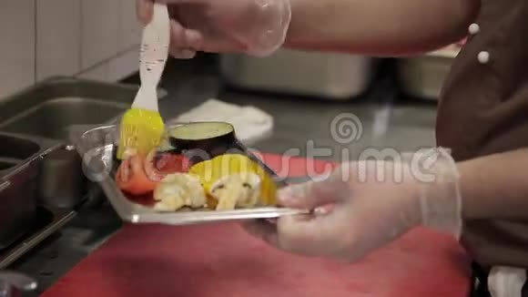 厨师准备蔬菜在现代餐厅厨房烤架上煎视频的预览图