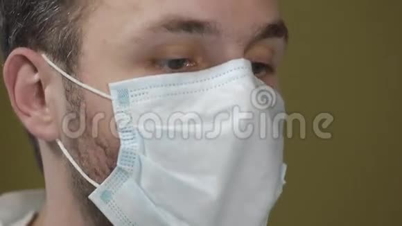 在手术过程中关闭戴口罩的牙医画像视频的预览图
