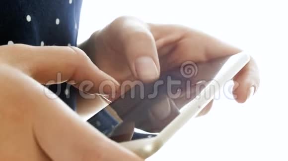 特写4k女性手指在智能手机触摸屏上打字的画面视频的预览图