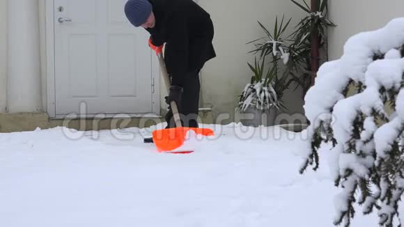 冬天寒冷的时候人们用铲子把雪扫干净4K视频的预览图