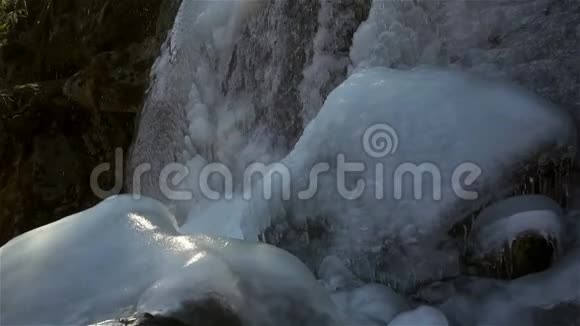 全景观赏惊人的瀑布景观瀑布背景水源水冬天的水干净整洁视频的预览图